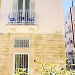 Volpe E Uva Winesuites & 4* Trani