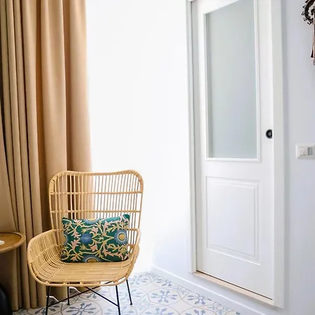 Volpe E Uva Winesuites & 4* Trani