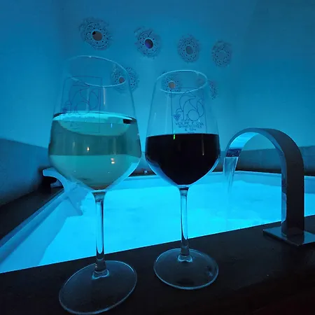 Volpe E Uva Winesuites & 4* Trani